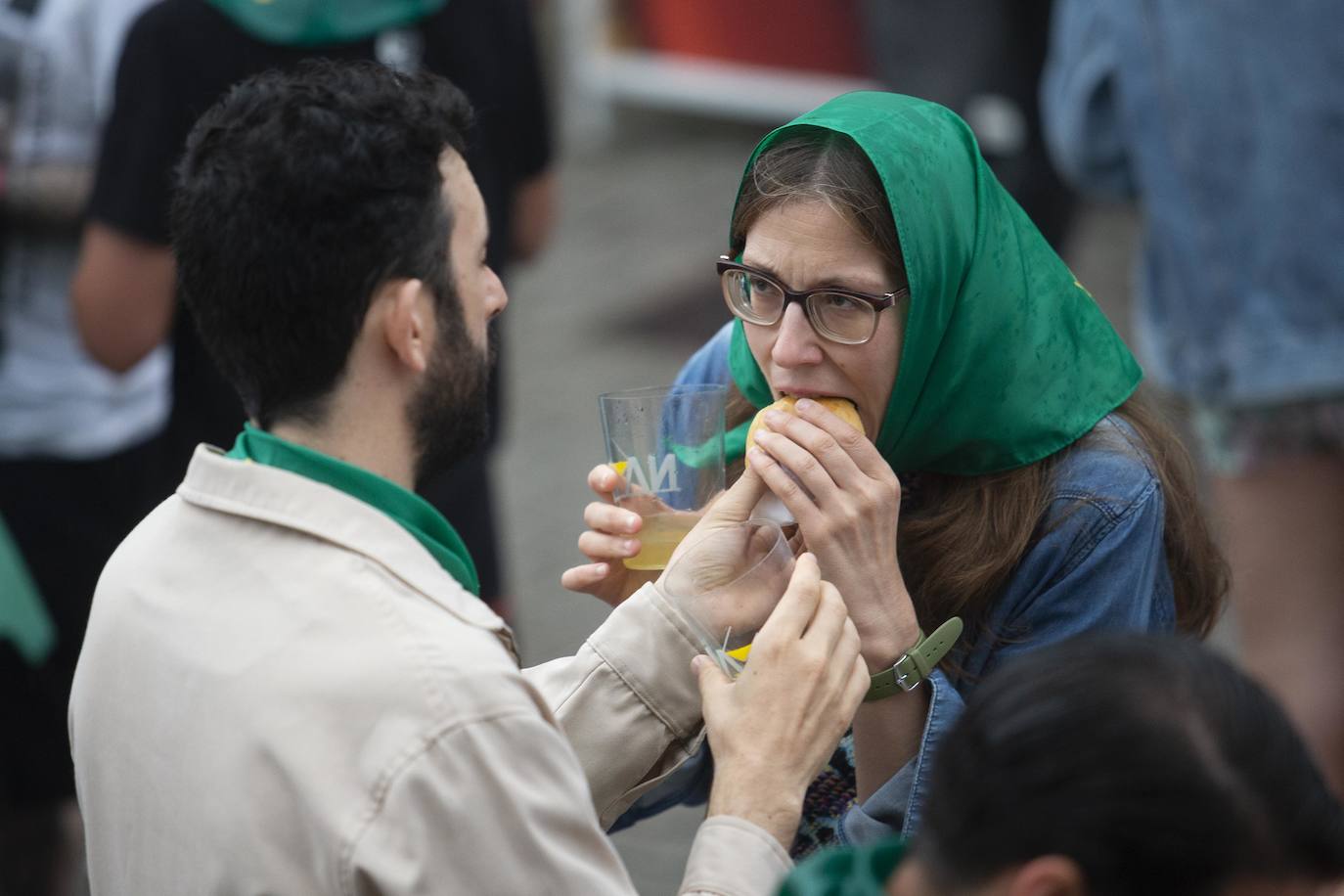 El Festival de la Sidra de Nava celebra su 42 edición. Este sábado tuvo lugar la final del 'Concurso de la mejor Sidra Natural'. Una cita que congregó a numeroso público para quien también hubo una interesante oferta grastronómica de productos de la zona.