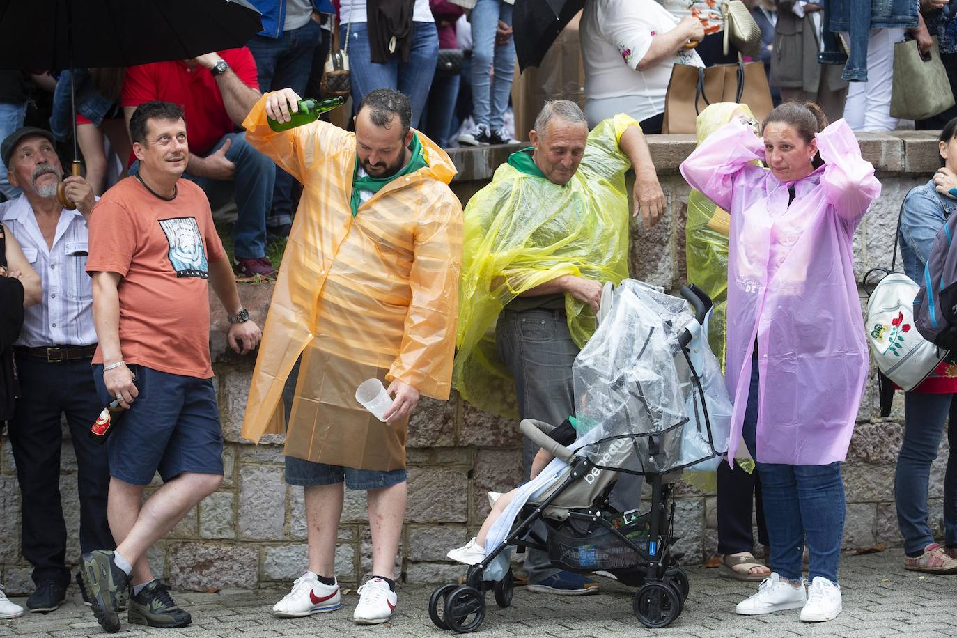 El Festival de la Sidra de Nava celebra su 42 edición. Este sábado tuvo lugar la final del 'Concurso de la mejor Sidra Natural'. Una cita que congregó a numeroso público para quien también hubo una interesante oferta grastronómica de productos de la zona.