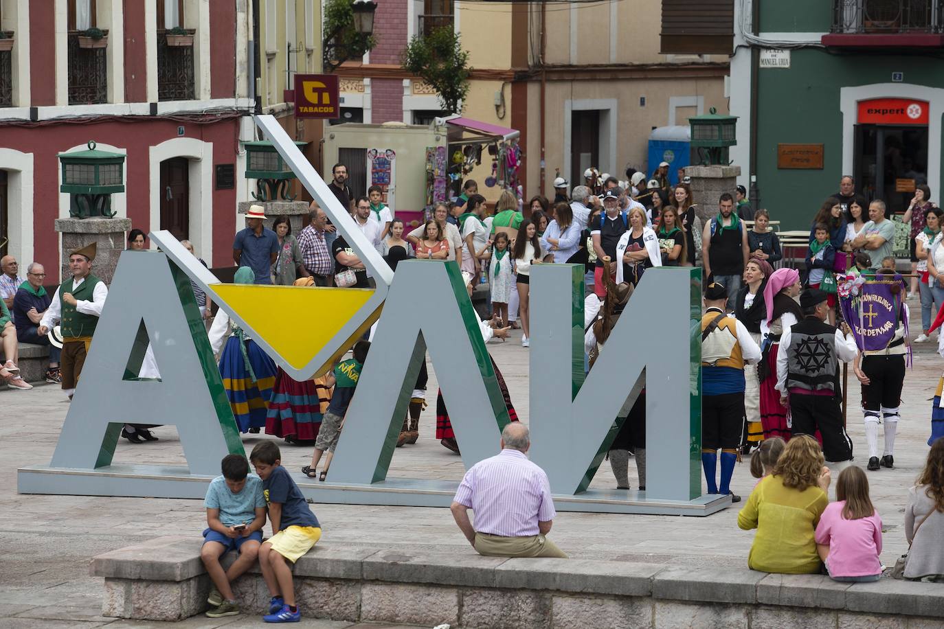 El Festival de la Sidra de Nava celebra su 42 edición. Este sábado tuvo lugar la final del 'Concurso de la mejor Sidra Natural'. Una cita que congregó a numeroso público para quien también hubo una interesante oferta grastronómica de productos de la zona.