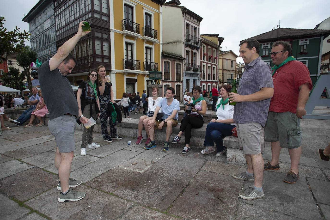 El Festival de la Sidra de Nava celebra su 42 edición. Este sábado tuvo lugar la final del 'Concurso de la mejor Sidra Natural'. Una cita que congregó a numeroso público para quien también hubo una interesante oferta grastronómica de productos de la zona.