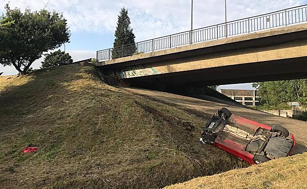 Un conductor, ileso tras caer con su vehículo desde el puente de Ángel Cañedo
