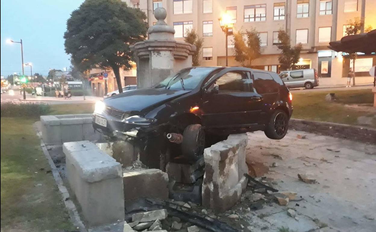 Un conductor ebrio se empotra y destroza una fuente del siglo XVIII en Oviedo