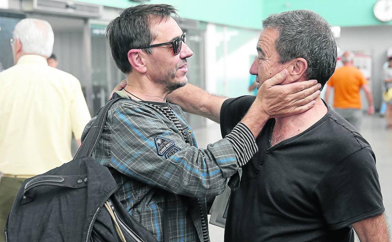 Juan Carlos Monedero, a la izquierda, saluda en la estación de tren a Cándido González Carnero. 