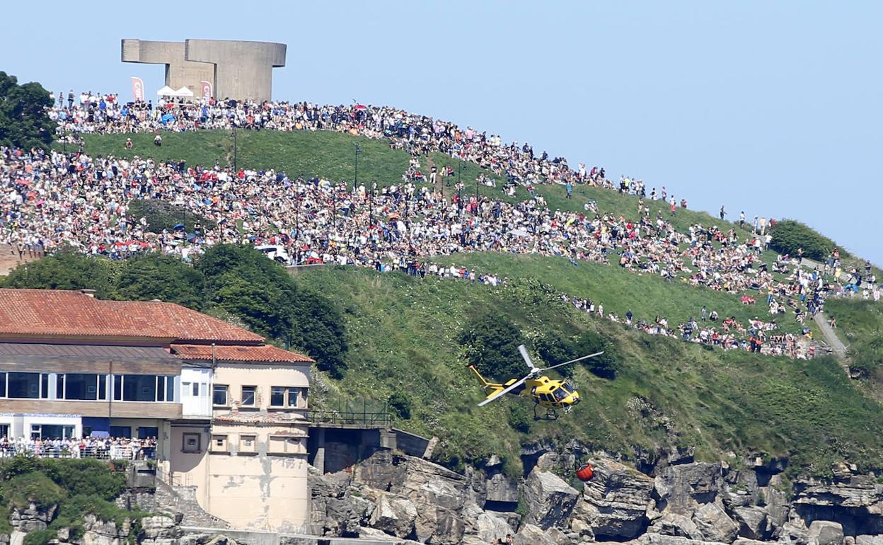 El helicóptero de Bomberos de Asturias en el XIII Festival Aéreo de Gijón