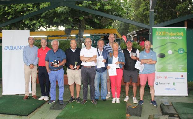 César Sánchez, Alejandro Piñeiro, José Luis González, Miguel Sánchez, Fernando Ariza, Julio Díaz Corveiras, Esteban Fernández, Consuelo Rozas, Juan Rodríguez y Fernando Floriano, en la tradicional foto de familia tras la clausura del Trofeo EL COMERCIO-ABANCA, en el campo de Cierro Grande