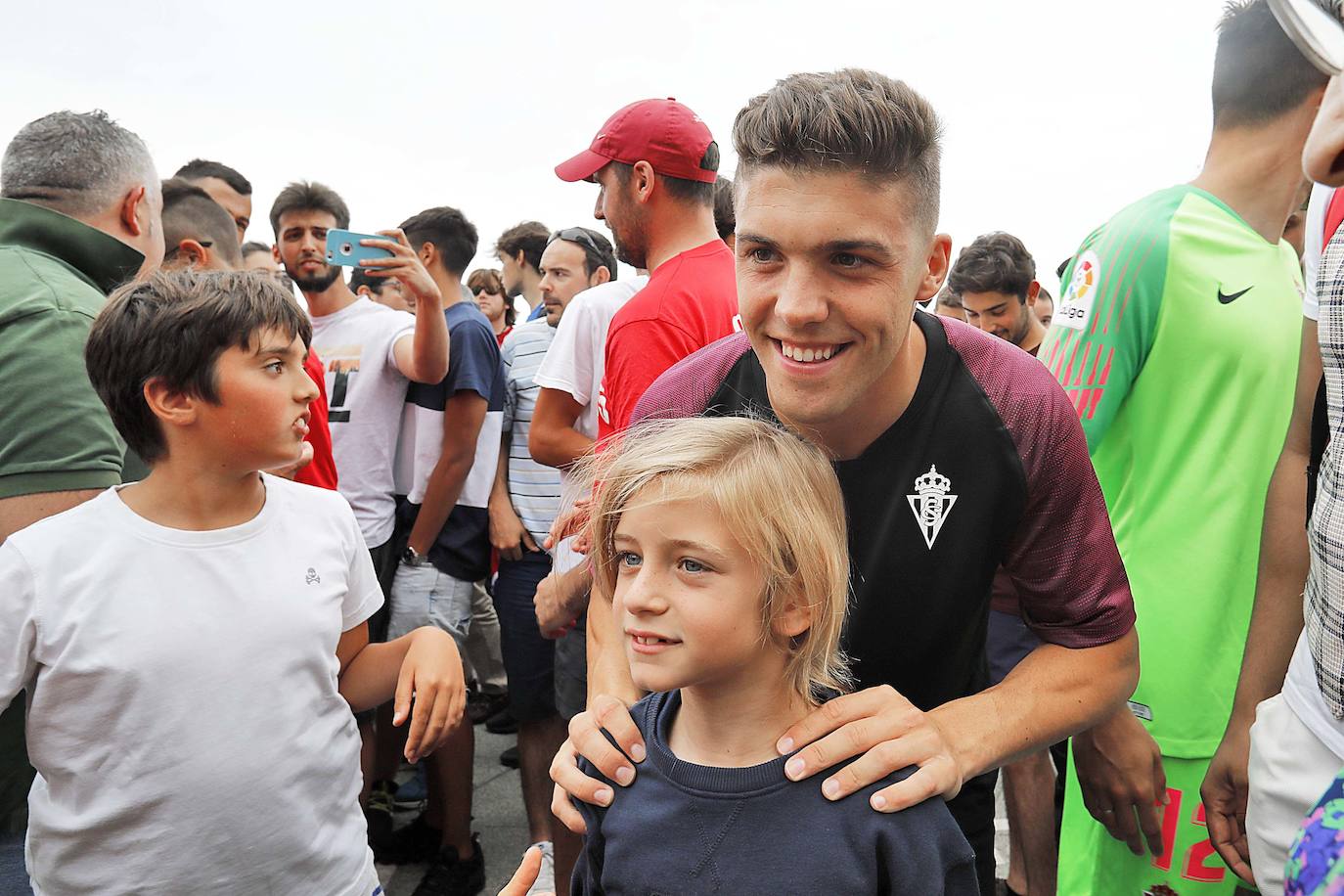 El Sporting presentó este martes sus nuevas camisetas para la temporada 2019-2020. Lo hizo en El Muro y rodeado de sus aficionados. Javi Fuego, Diego Mariño, Nacho Mendez y Maria Yenes ejercieron de modelos.