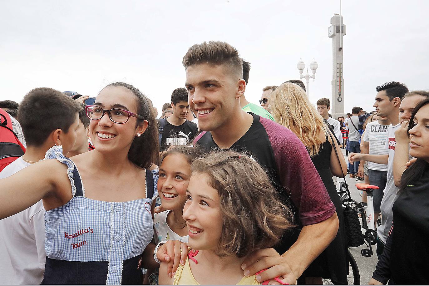 El Sporting presentó este martes sus nuevas camisetas para la temporada 2019-2020. Lo hizo en El Muro y rodeado de sus aficionados. Javi Fuego, Diego Mariño, Nacho Mendez y Maria Yenes ejercieron de modelos.