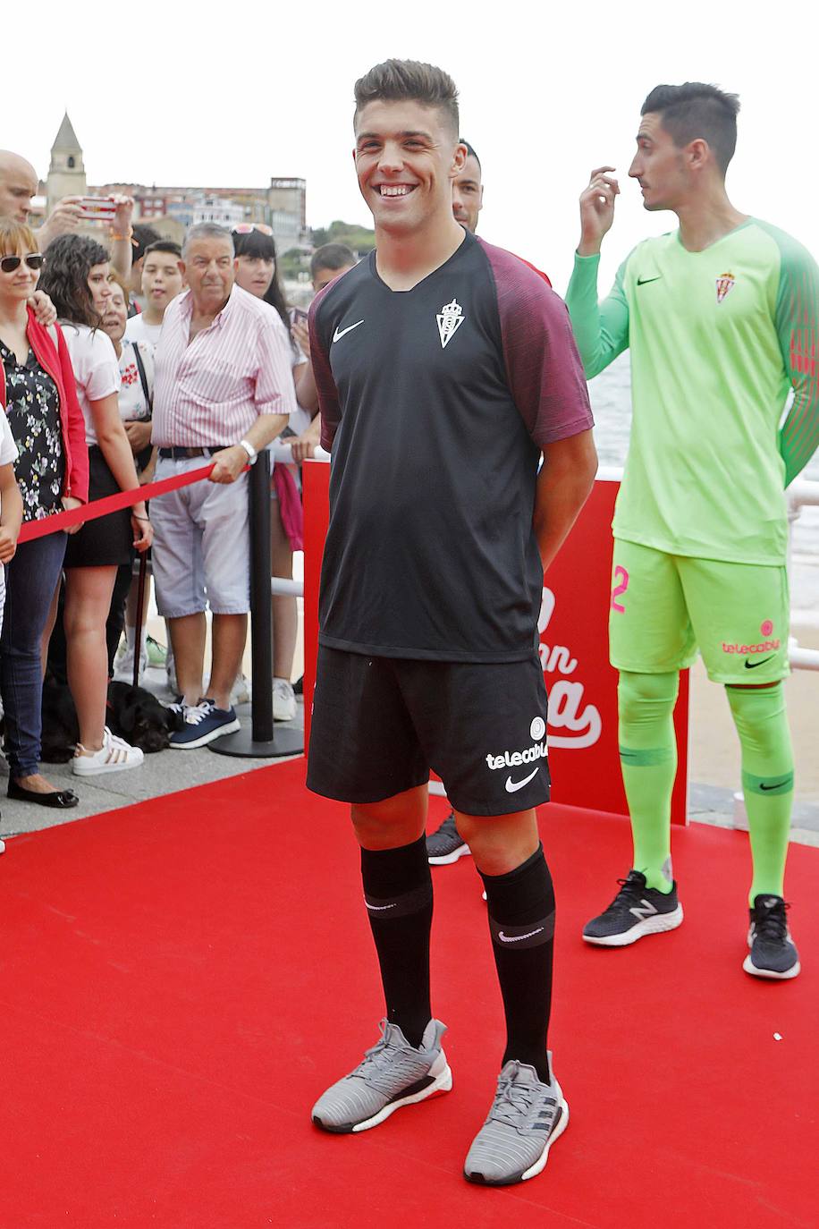 El Sporting presentó este martes sus nuevas camisetas para la temporada 2019-2020. Lo hizo en El Muro y rodeado de sus aficionados. Javi Fuego, Diego Mariño, Nacho Mendez y Maria Yenes ejercieron de modelos.