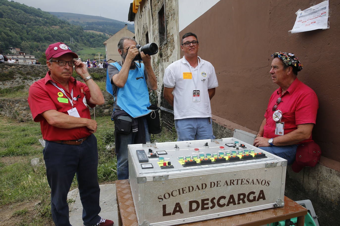 Miles de personas se reparten en los alrededores del Puente Romano y por las calles de la localidad para disfrutar de la tradicional Descarga que cada año hace vibrar a cangueses y visitantes.