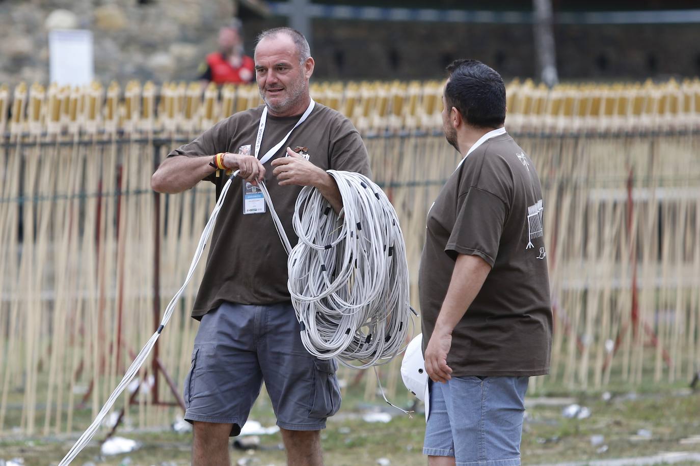 Miles de personas se reparten en los alrededores del Puente Romano y por las calles de la localidad para disfrutar de la tradicional Descarga que cada año hace vibrar a cangueses y visitantes.