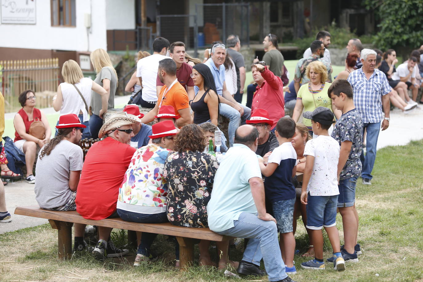 Miles de personas se reparten en los alrededores del Puente Romano y por las calles de la localidad para disfrutar de la tradicional Descarga que cada año hace vibrar a cangueses y visitantes.