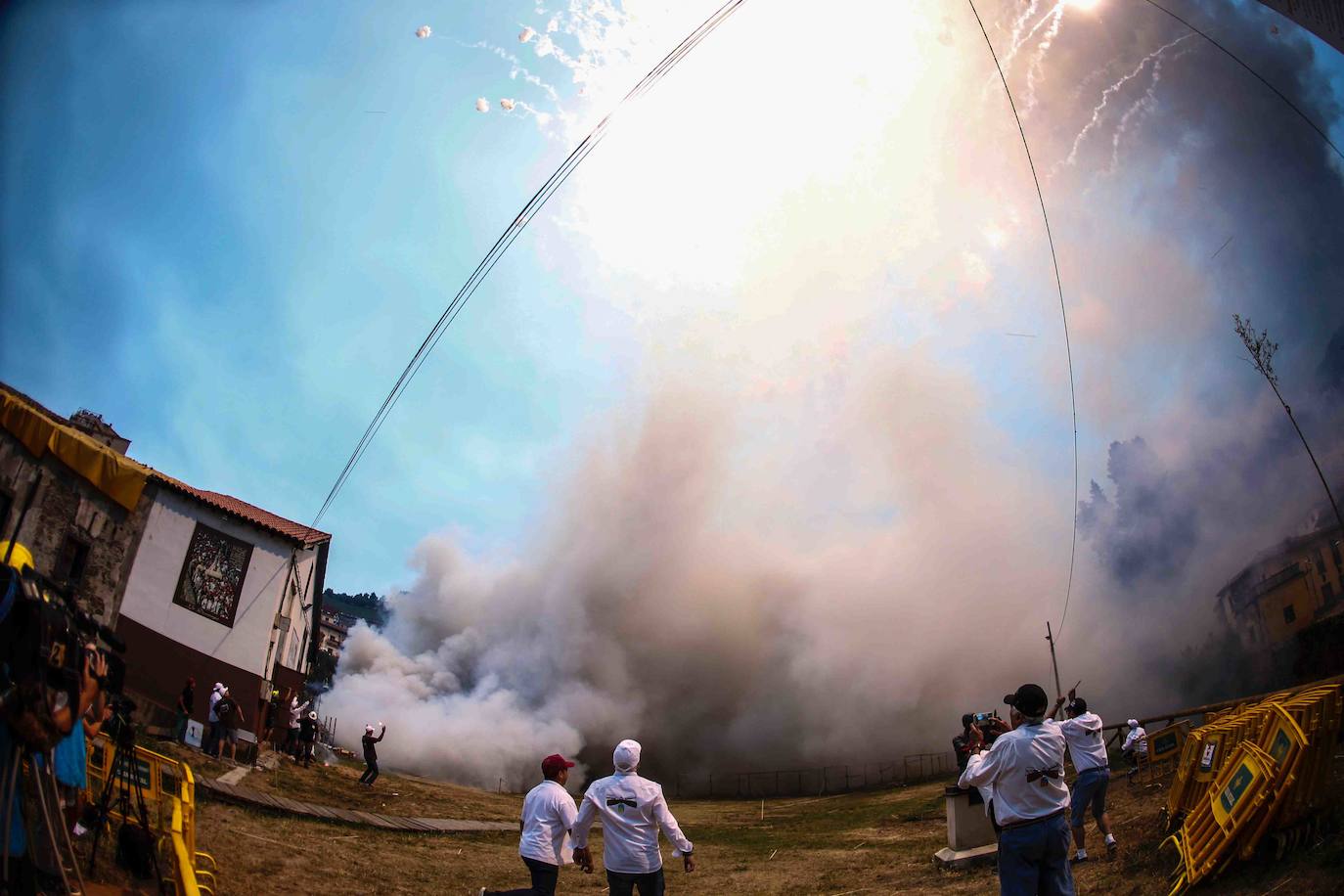 80.000 voladores en 5 minutos y 57 segundos. Son las cifras principales de la Descarga de Cangas del Narcea 2019 seguida por miles de personas que transcurrió sin ningún incidente. Máxima seguridad para disfrutar de este auténtico espectáculo de pólvora y estruendo.