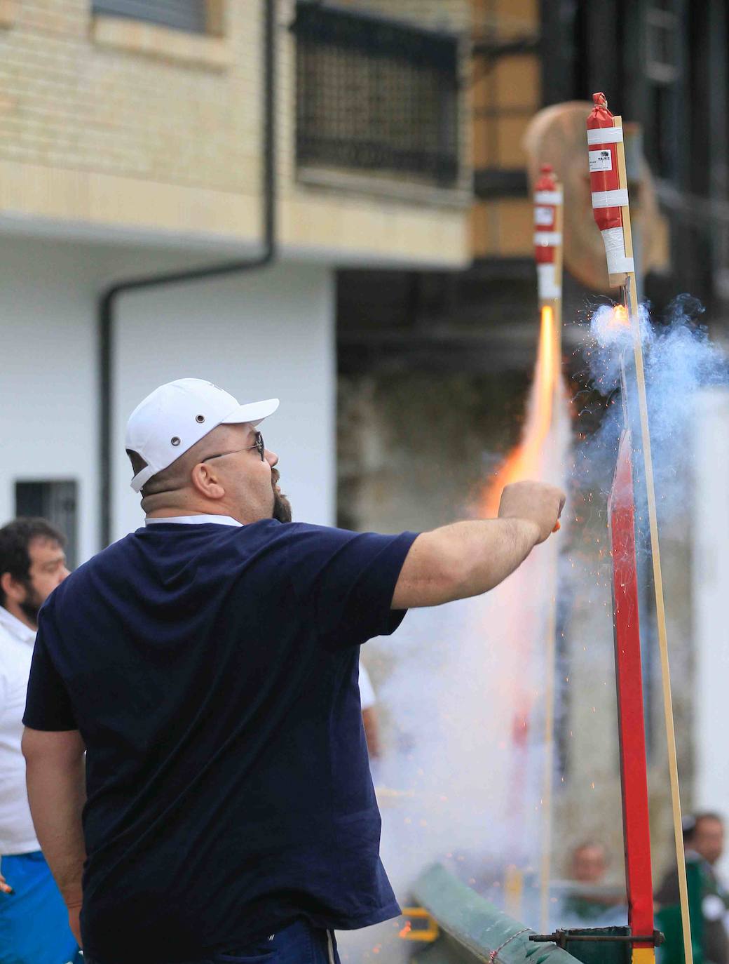 80.000 voladores en 5 minutos y 57 segundos. Son las cifras principales de la Descarga de Cangas del Narcea 2019 seguida por miles de personas que transcurrió sin ningún incidente. Máxima seguridad para disfrutar de este auténtico espectáculo de pólvora y estruendo.