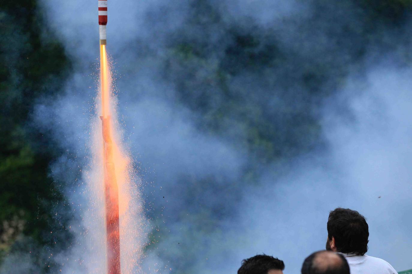 80.000 voladores en 5 minutos y 57 segundos. Son las cifras principales de la Descarga de Cangas del Narcea 2019 seguida por miles de personas que transcurrió sin ningún incidente. Máxima seguridad para disfrutar de este auténtico espectáculo de pólvora y estruendo.