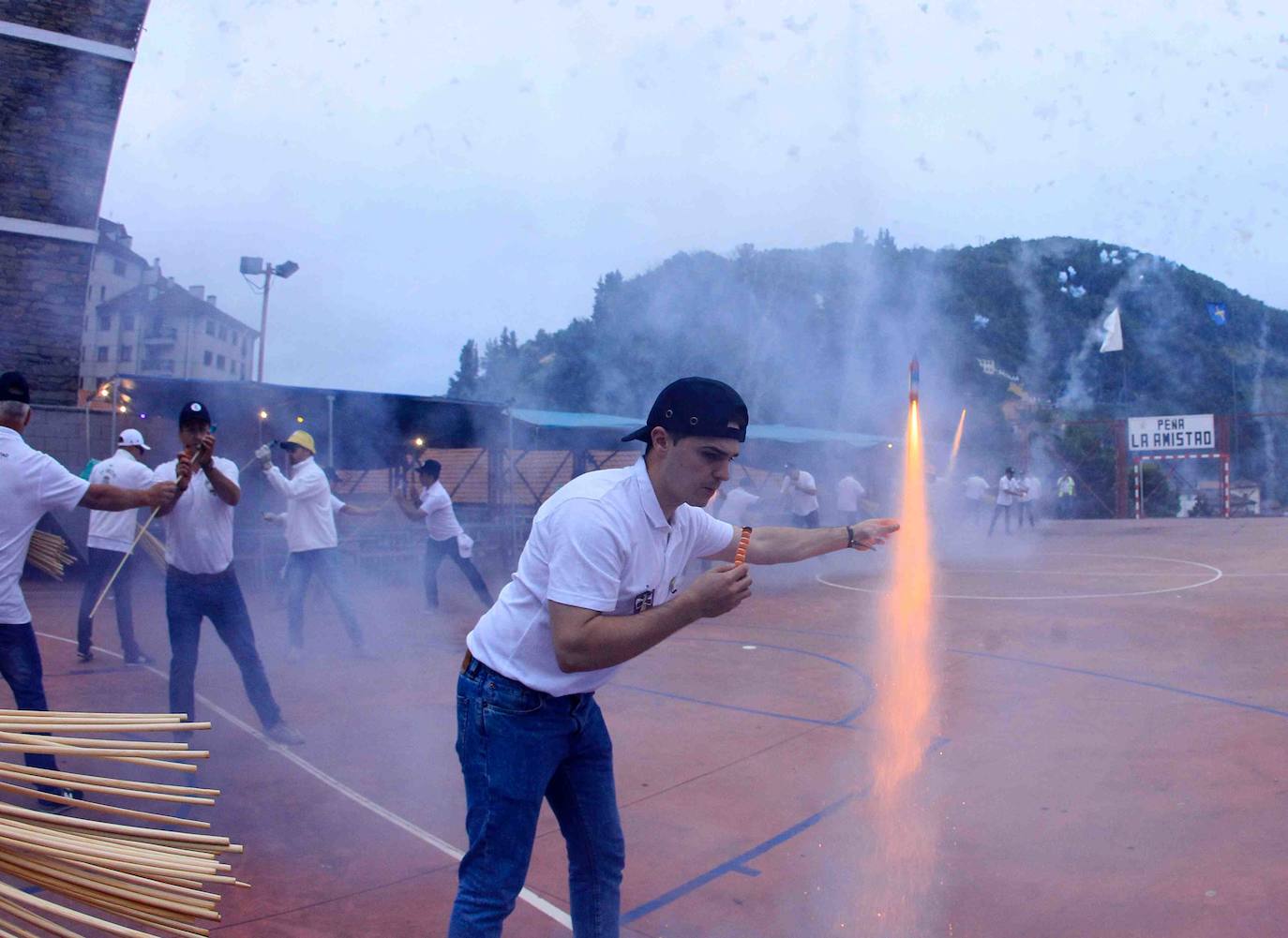 80.000 voladores en 5 minutos y 57 segundos. Son las cifras principales de la Descarga de Cangas del Narcea 2019 seguida por miles de personas que transcurrió sin ningún incidente. Máxima seguridad para disfrutar de este auténtico espectáculo de pólvora y estruendo.