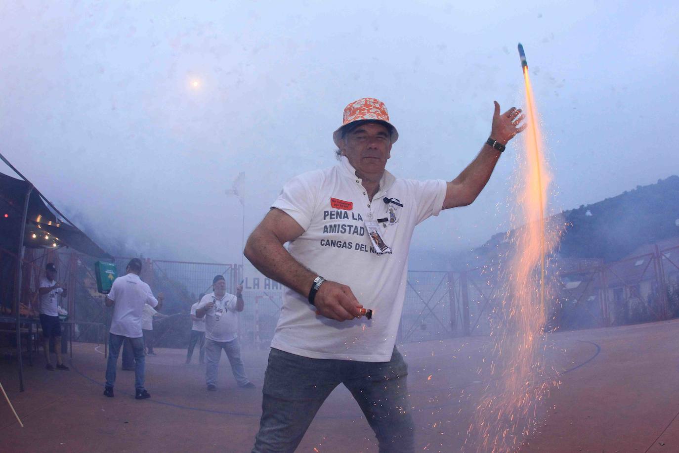 80.000 voladores en 5 minutos y 57 segundos. Son las cifras principales de la Descarga de Cangas del Narcea 2019 seguida por miles de personas que transcurrió sin ningún incidente. Máxima seguridad para disfrutar de este auténtico espectáculo de pólvora y estruendo.