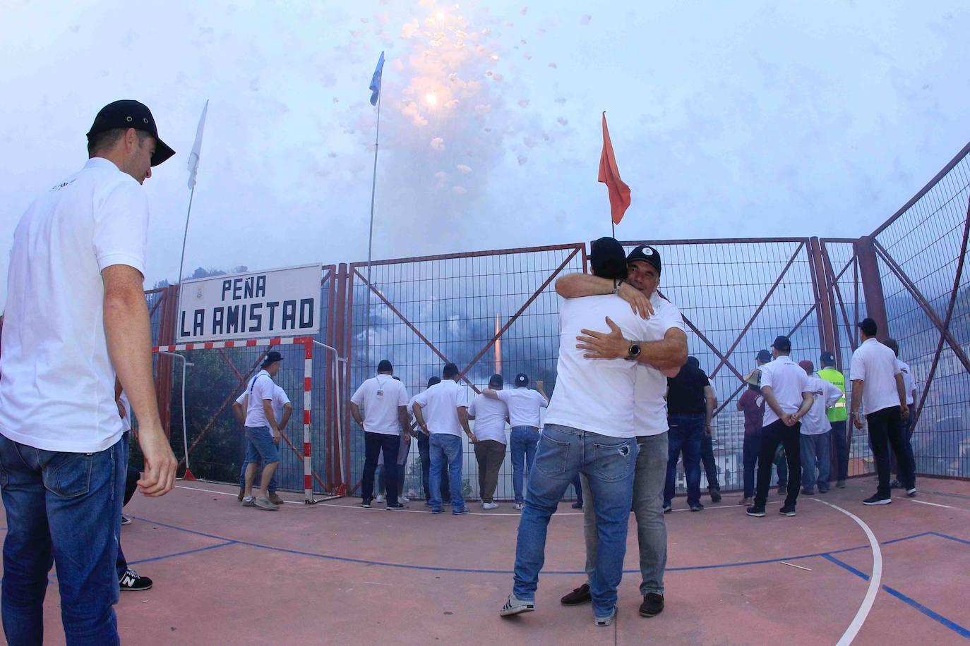 80.000 voladores en 5 minutos y 57 segundos. Son las cifras principales de la Descarga de Cangas del Narcea 2019 seguida por miles de personas que transcurrió sin ningún incidente. Máxima seguridad para disfrutar de este auténtico espectáculo de pólvora y estruendo.