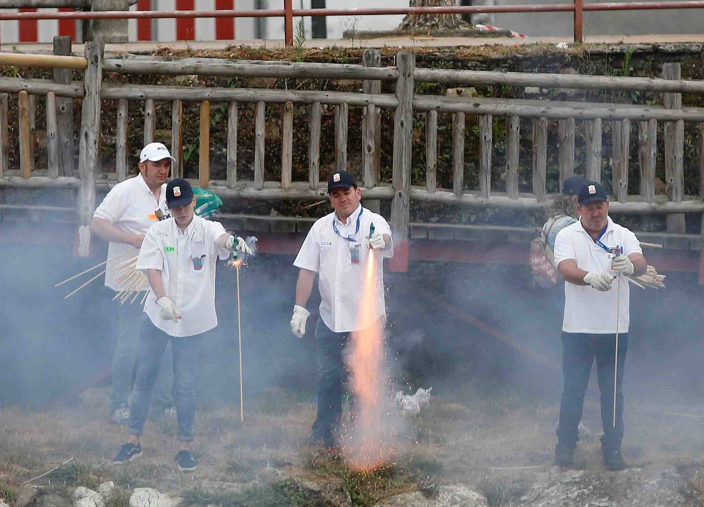 80.000 voladores en 5 minutos y 57 segundos. Son las cifras principales de la Descarga de Cangas del Narcea 2019 seguida por miles de personas que transcurrió sin ningún incidente. Máxima seguridad para disfrutar de este auténtico espectáculo de pólvora y estruendo.