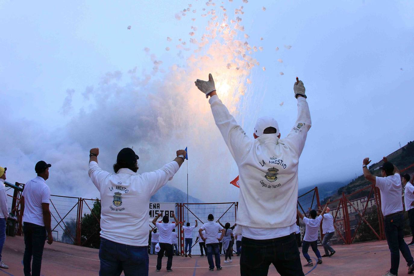 80.000 voladores en 5 minutos y 57 segundos. Son las cifras principales de la Descarga de Cangas del Narcea 2019 seguida por miles de personas que transcurrió sin ningún incidente. Máxima seguridad para disfrutar de este auténtico espectáculo de pólvora y estruendo.