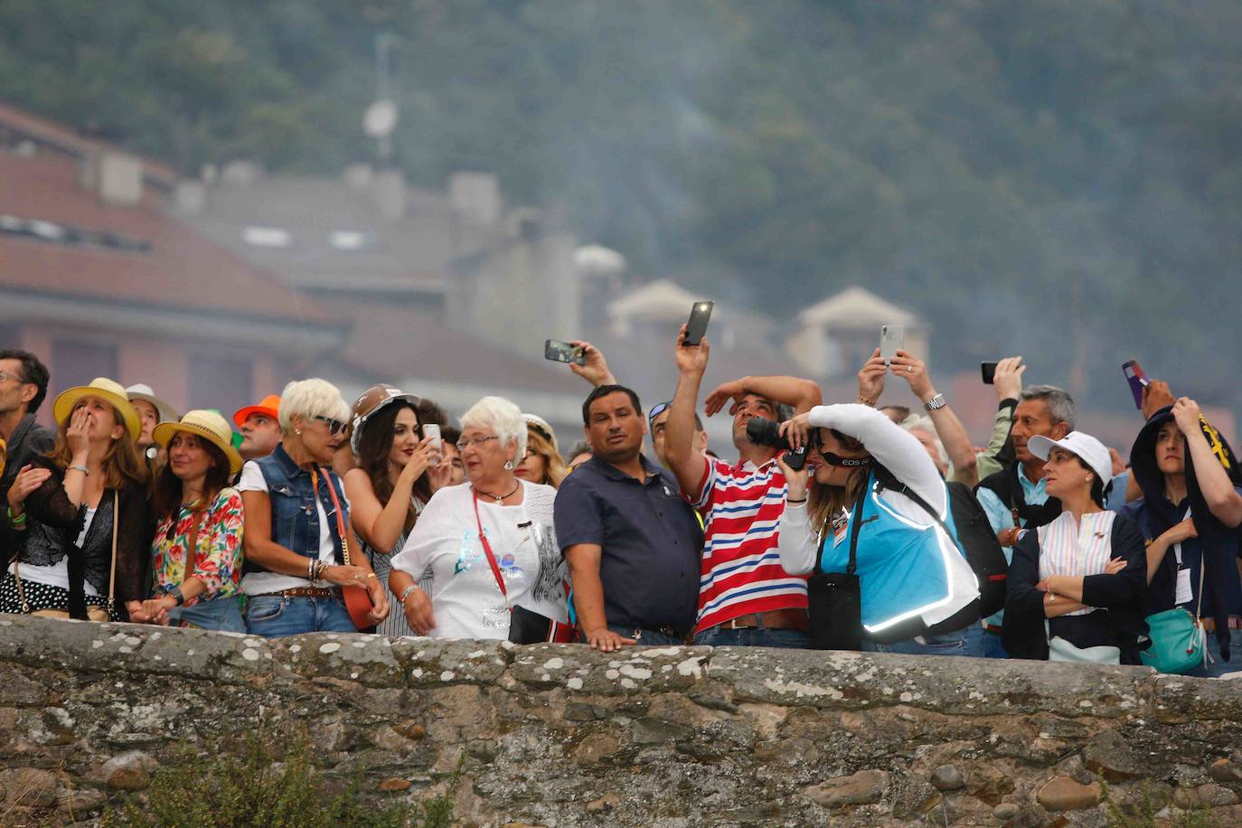 80.000 voladores en 5 minutos y 57 segundos. Son las cifras principales de la Descarga de Cangas del Narcea 2019 seguida por miles de personas que transcurrió sin ningún incidente. Máxima seguridad para disfrutar de este auténtico espectáculo de pólvora y estruendo.