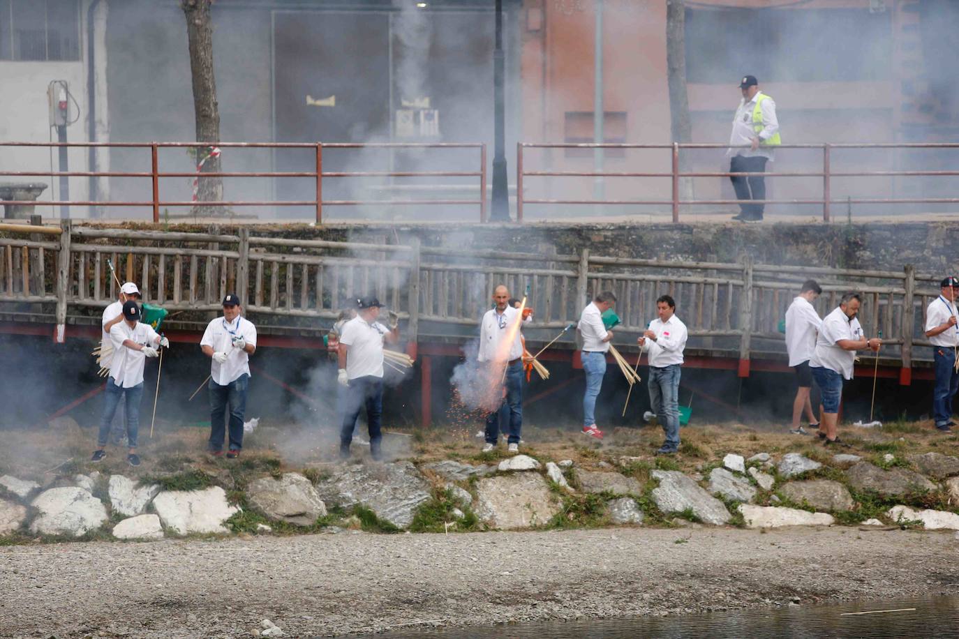 80.000 voladores en 5 minutos y 57 segundos. Son las cifras principales de la Descarga de Cangas del Narcea 2019 seguida por miles de personas que transcurrió sin ningún incidente. Máxima seguridad para disfrutar de este auténtico espectáculo de pólvora y estruendo.