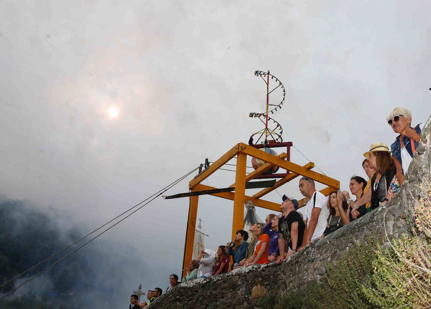 80.000 voladores en 5 minutos y 57 segundos. Son las cifras principales de la Descarga de Cangas del Narcea 2019 seguida por miles de personas que transcurrió sin ningún incidente. Máxima seguridad para disfrutar de este auténtico espectáculo de pólvora y estruendo.