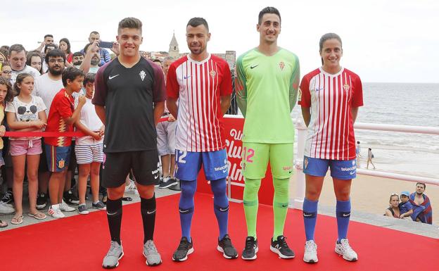 Nacho Méndez, Javi Fuego, Diego Mariño y María Yenes, con las nuevas camisetas, en La Escalerona.
