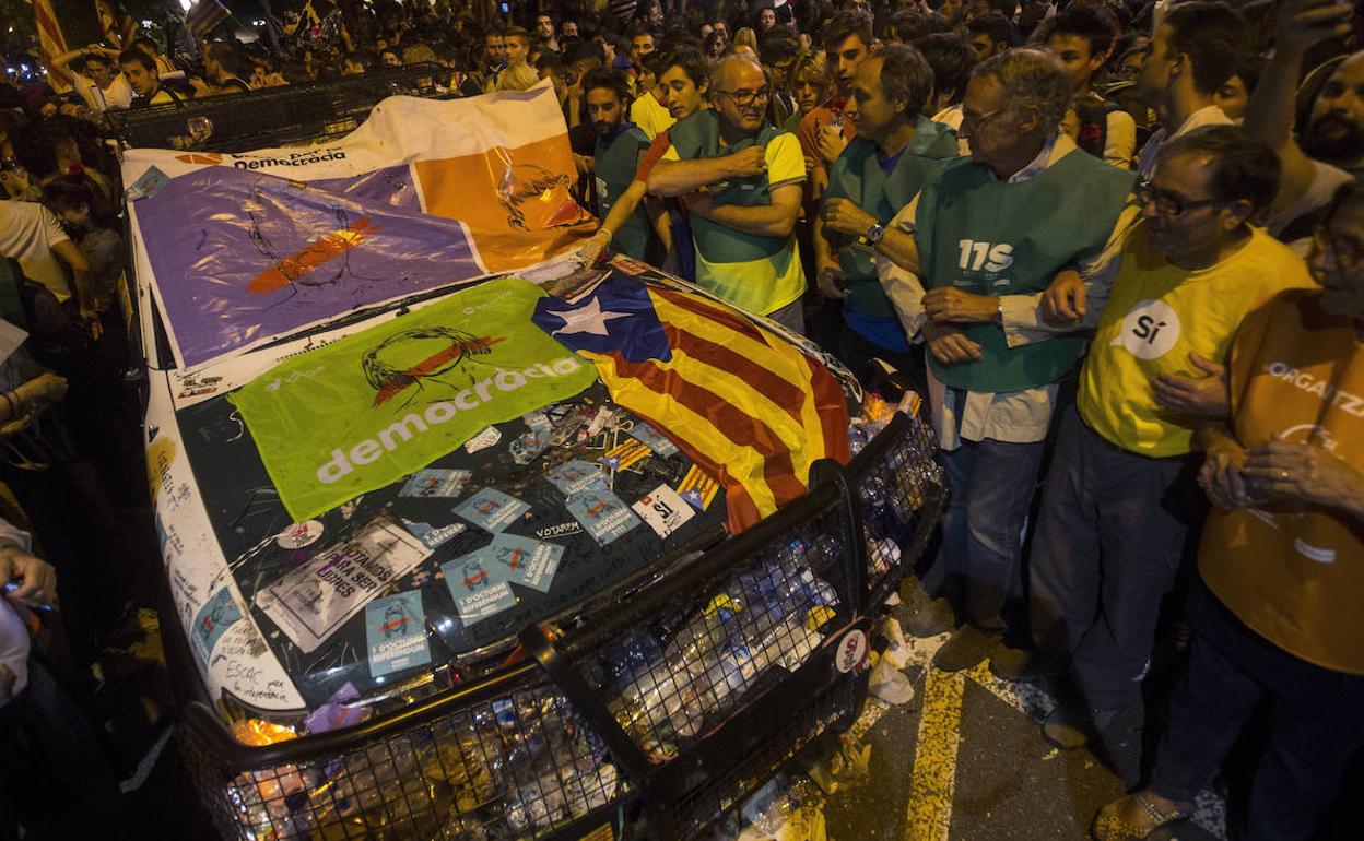 Aspecto de uno de los coches de la Guardia Civil que realizaban un registro con motivo del 1-O en la sede de la consellería de Economía de la Generalitat. 