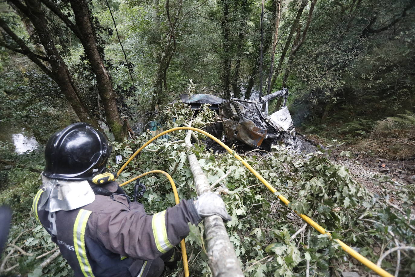 Fallece un vecino de Luarca que transportaba material para arreglar una carretera tras precipitarse con su camión por un desnivel de 25 metros en Villayón. Su camión comenzó a arder, provocando un pequeño incendio forestal.