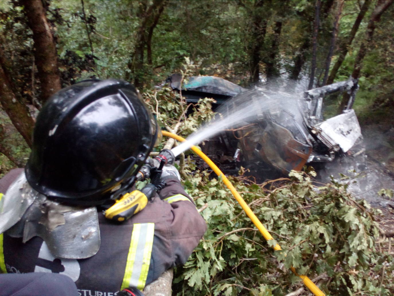 Fallece un vecino de Luarca que transportaba material para arreglar una carretera tras precipitarse con su camión por un desnivel de 25 metros en Villayón. Su camión comenzó a arder, provocando un pequeño incendio forestal.