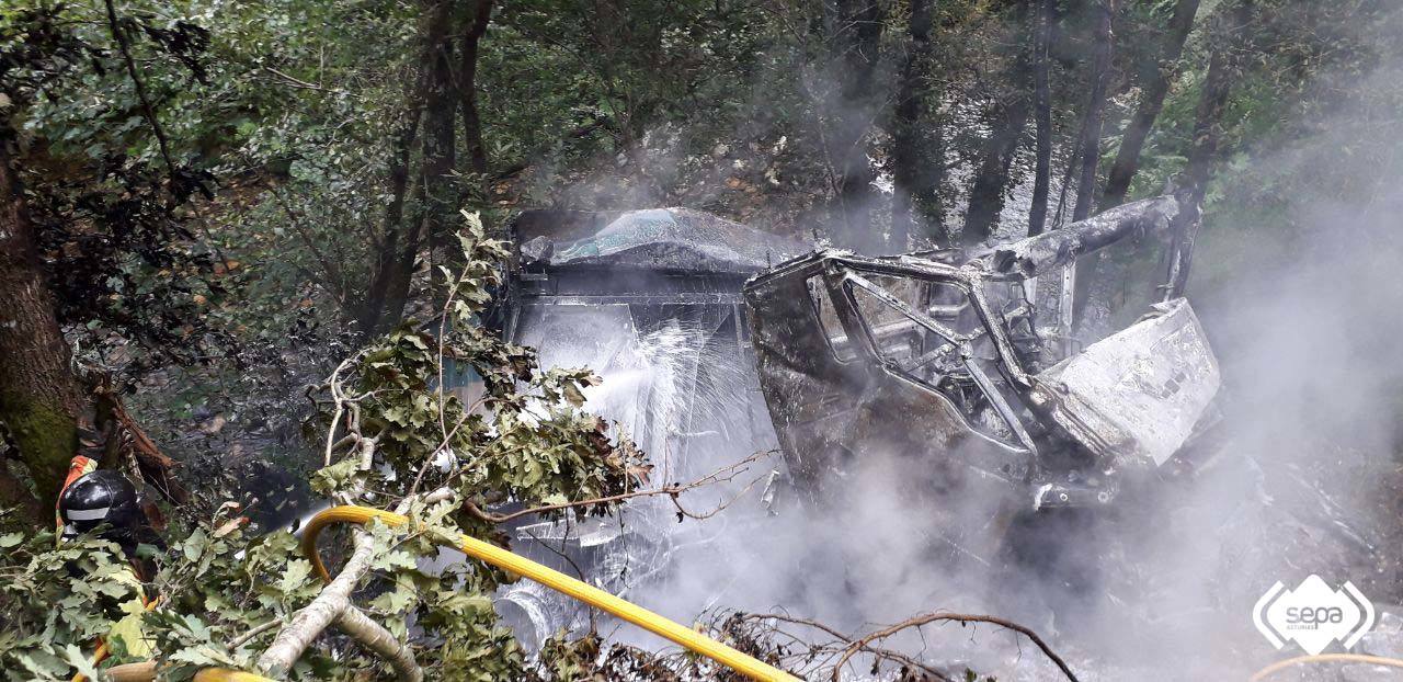 Fallece un vecino de Luarca que transportaba material para arreglar una carretera tras precipitarse con su camión por un desnivel de 25 metros en Villayón. Su camión comenzó a arder, provocando un pequeño incendio forestal.