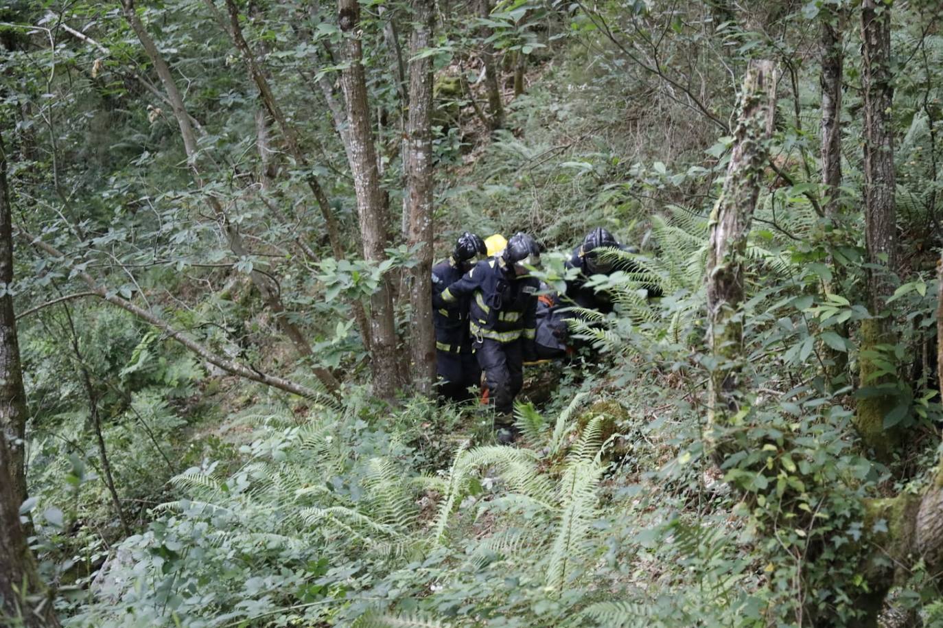 Fallece un vecino de Luarca que transportaba material para arreglar una carretera tras precipitarse con su camión por un desnivel de 25 metros en Villayón. Su camión comenzó a arder, provocando un pequeño incendio forestal.