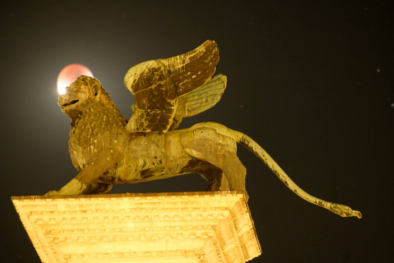 Numerosos rincones del mundo pudieron disfrutar anoche de las espectaculares imágenes que dejó el eclipse parcial de luna.Hasta el próximo año no se podrá ver otro.