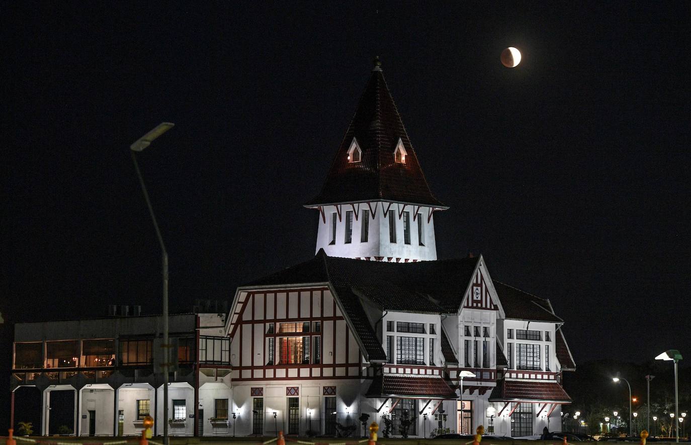 Numerosos rincones del mundo pudieron disfrutar anoche de las espectaculares imágenes que dejó el eclipse parcial de luna.Hasta el próximo año no se podrá ver otro.