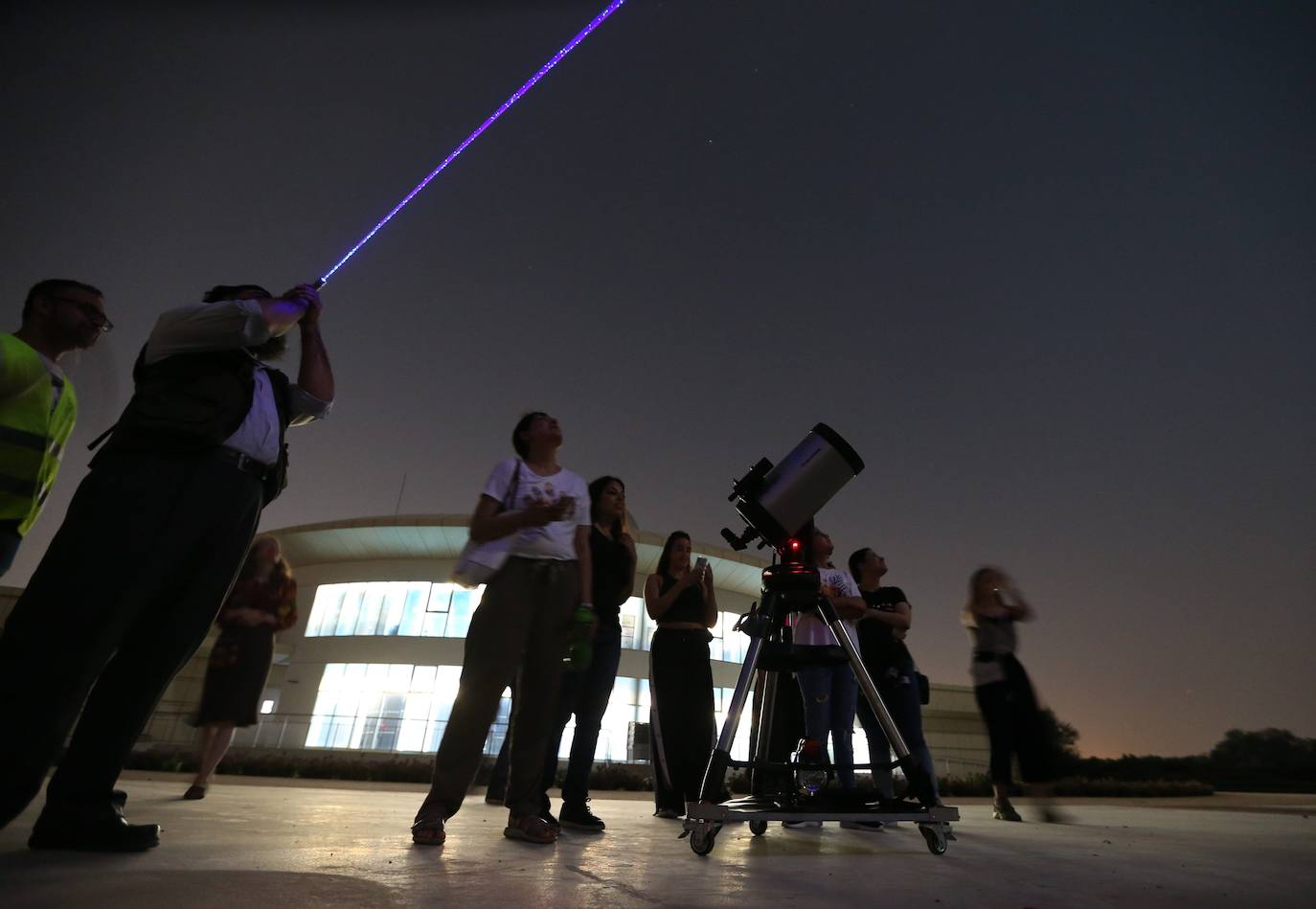 Numerosos rincones del mundo pudieron disfrutar anoche de las espectaculares imágenes que dejó el eclipse parcial de luna.Hasta el próximo año no se podrá ver otro.