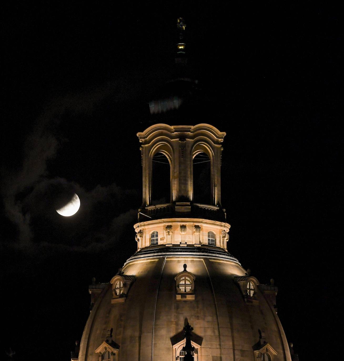 Numerosos rincones del mundo pudieron disfrutar anoche de las espectaculares imágenes que dejó el eclipse parcial de luna.Hasta el próximo año no se podrá ver otro.