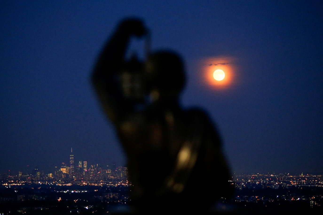Numerosos rincones del mundo pudieron disfrutar anoche de las espectaculares imágenes que dejó el eclipse parcial de luna.Hasta el próximo año no se podrá ver otro.
