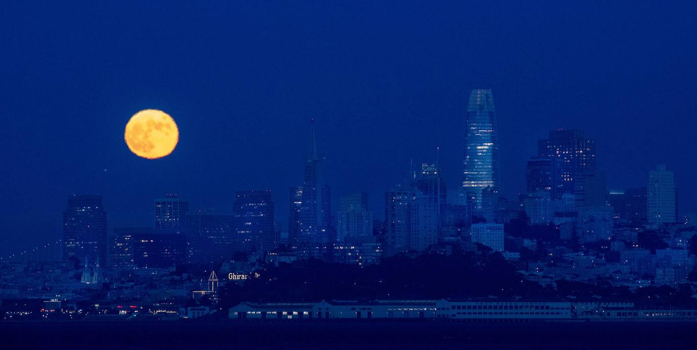 Numerosos rincones del mundo pudieron disfrutar anoche de las espectaculares imágenes que dejó el eclipse parcial de luna.Hasta el próximo año no se podrá ver otro.