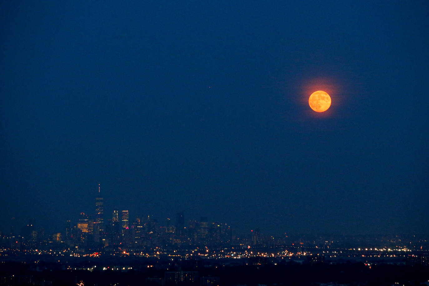Numerosos rincones del mundo pudieron disfrutar anoche de las espectaculares imágenes que dejó el eclipse parcial de luna.Hasta el próximo año no se podrá ver otro.