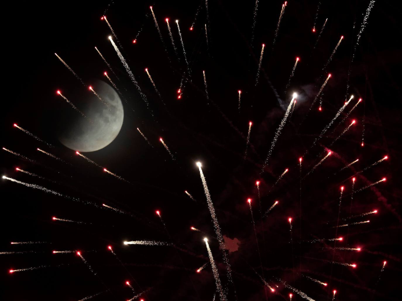 Numerosos rincones del mundo pudieron disfrutar anoche de las espectaculares imágenes que dejó el eclipse parcial de luna.Hasta el próximo año no se podrá ver otro.