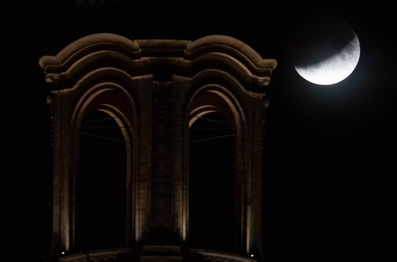 Numerosos rincones del mundo pudieron disfrutar anoche de las espectaculares imágenes que dejó el eclipse parcial de luna.Hasta el próximo año no se podrá ver otro.