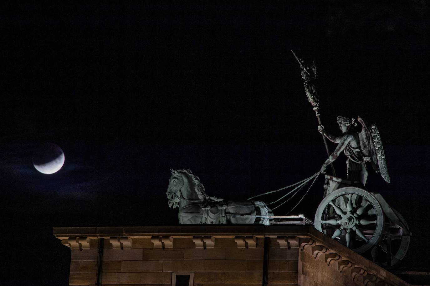 Numerosos rincones del mundo pudieron disfrutar anoche de las espectaculares imágenes que dejó el eclipse parcial de luna.Hasta el próximo año no se podrá ver otro.