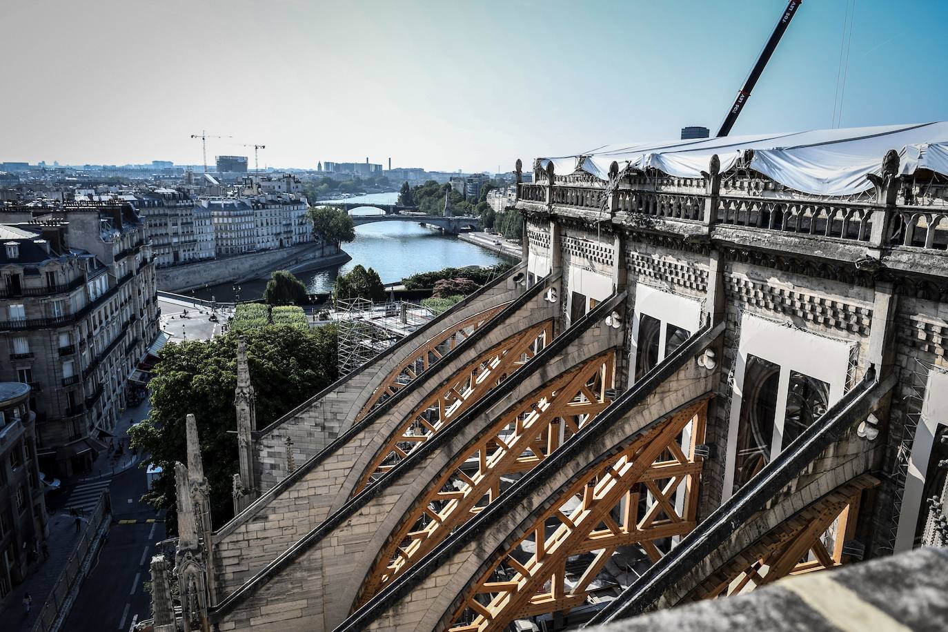 Han pasado tres meses del devastador incendio que en abril arrasaba parte de la cubierta de la catedral parisina y destruía su icónica aguja. Las obras de restauración deberán concluir en un plazo de cinco años, aunque, de momento, las tareas se centran en limpiar y consolidar la estructura.