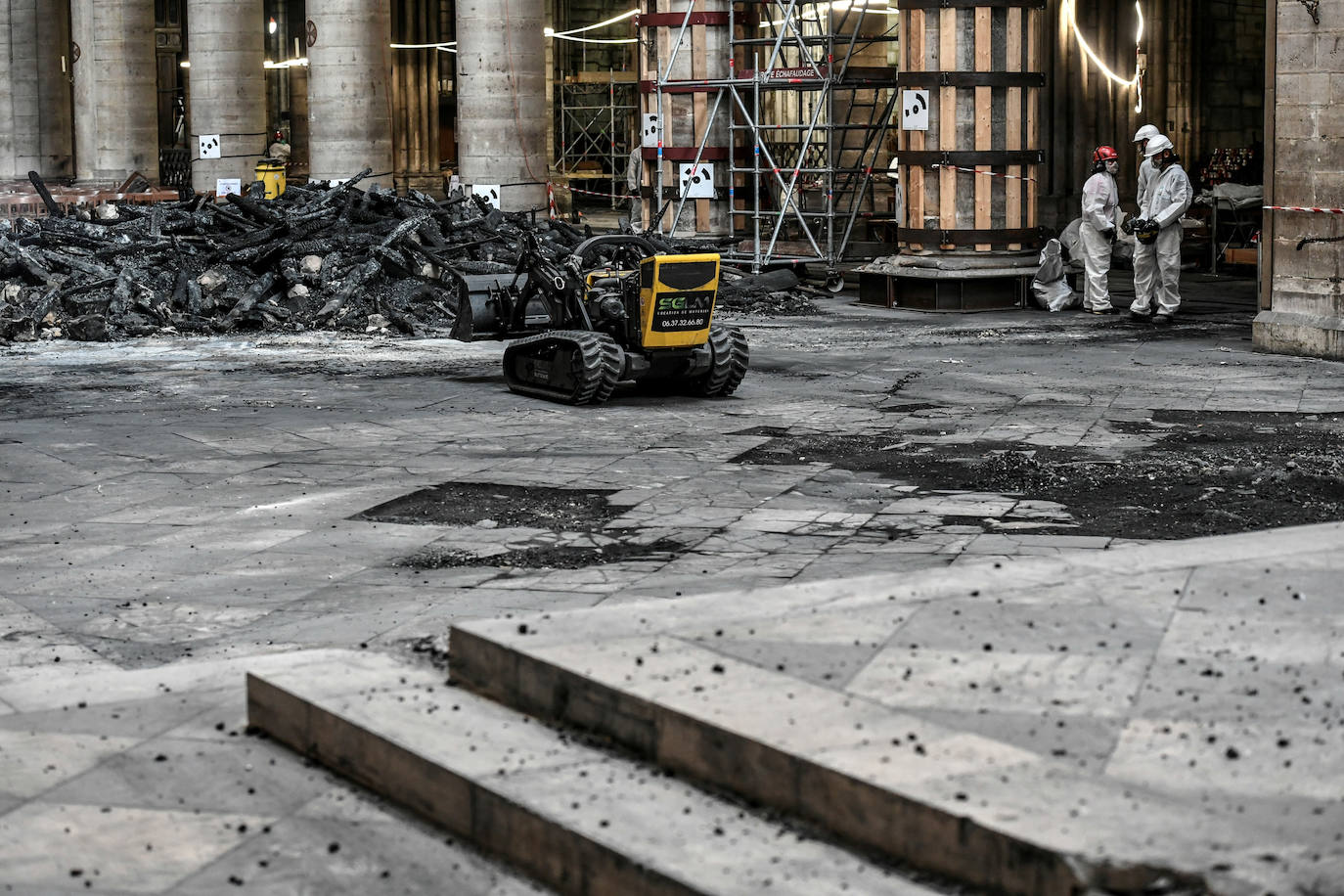 Han pasado tres meses del devastador incendio que en abril arrasaba parte de la cubierta de la catedral parisina y destruía su icónica aguja. Las obras de restauración deberán concluir en un plazo de cinco años, aunque, de momento, las tareas se centran en limpiar y consolidar la estructura.