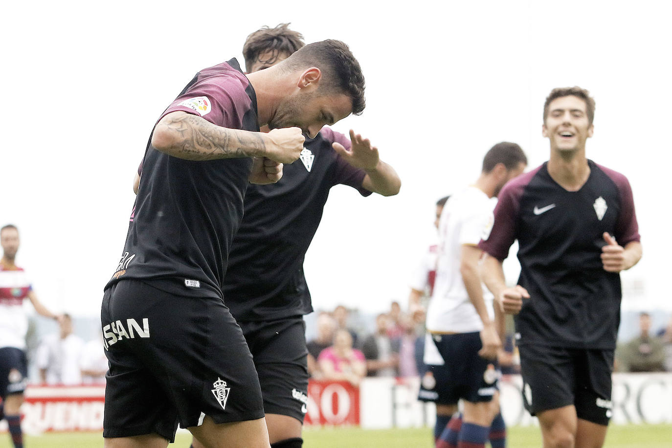 El Sporting se impuso con claridad al Gijón Industrial en el primer partido de la pretemporada disputado este miércoles en la Escuela de Fútbol de Mareo. Los aficionados pudieron disfrutar de los primeros minutos de Álvaro Vázquez, Unai Medina y Javi Fuego con la elástica gijonesa. 