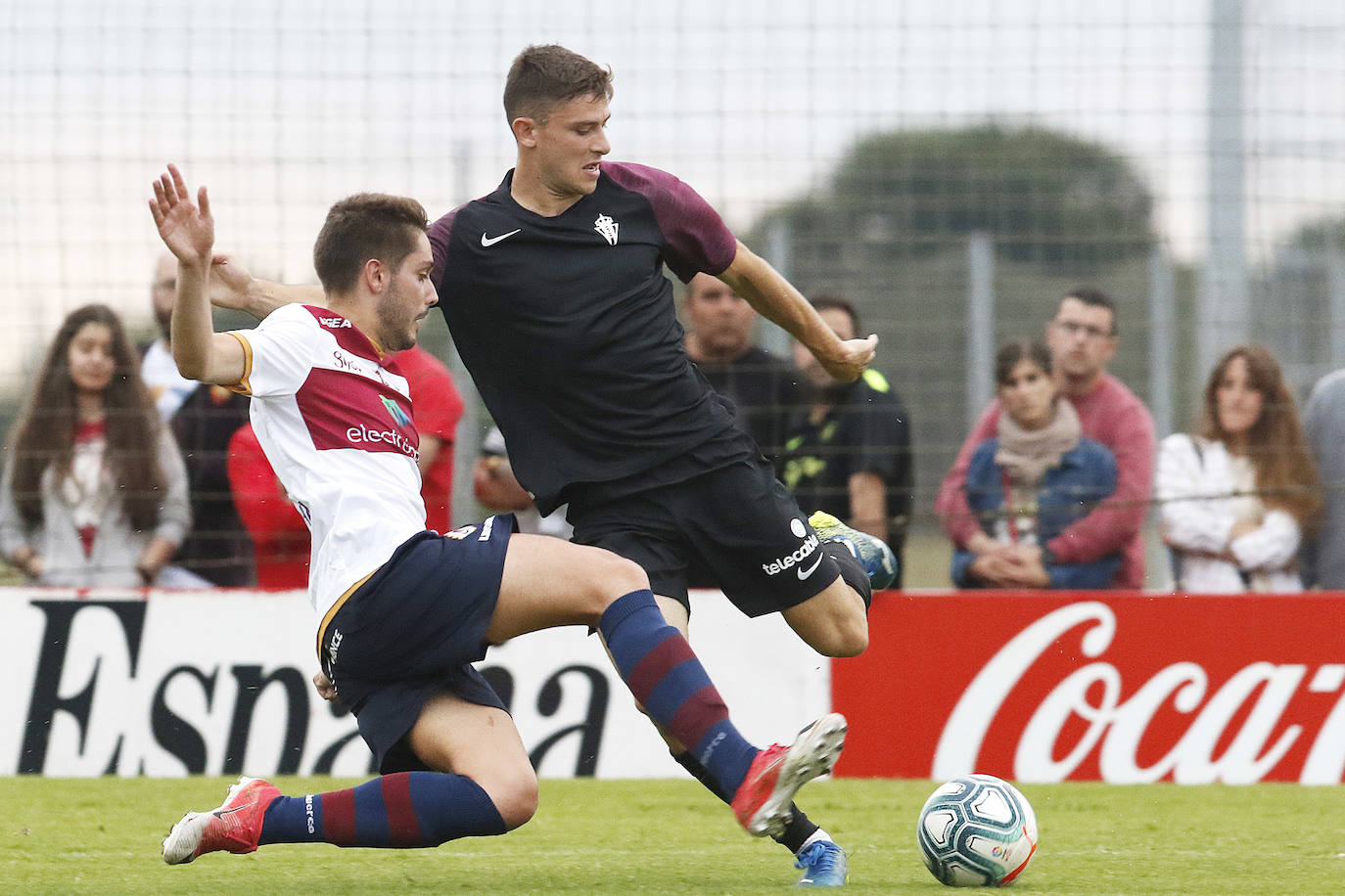 El Sporting se impuso con claridad al Gijón Industrial en el primer partido de la pretemporada disputado este miércoles en la Escuela de Fútbol de Mareo. Los aficionados pudieron disfrutar de los primeros minutos de Álvaro Vázquez, Unai Medina y Javi Fuego con la elástica gijonesa. 