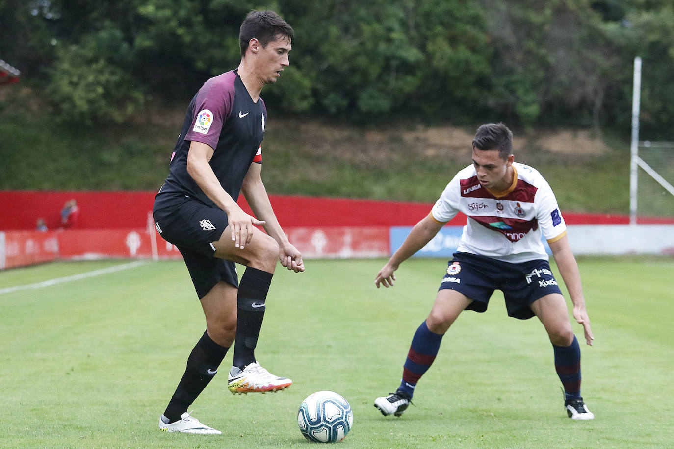 El Sporting se impuso con claridad al Gijón Industrial en el primer partido de la pretemporada disputado este miércoles en la Escuela de Fútbol de Mareo. Los aficionados pudieron disfrutar de los primeros minutos de Álvaro Vázquez, Unai Medina y Javi Fuego con la elástica gijonesa. 