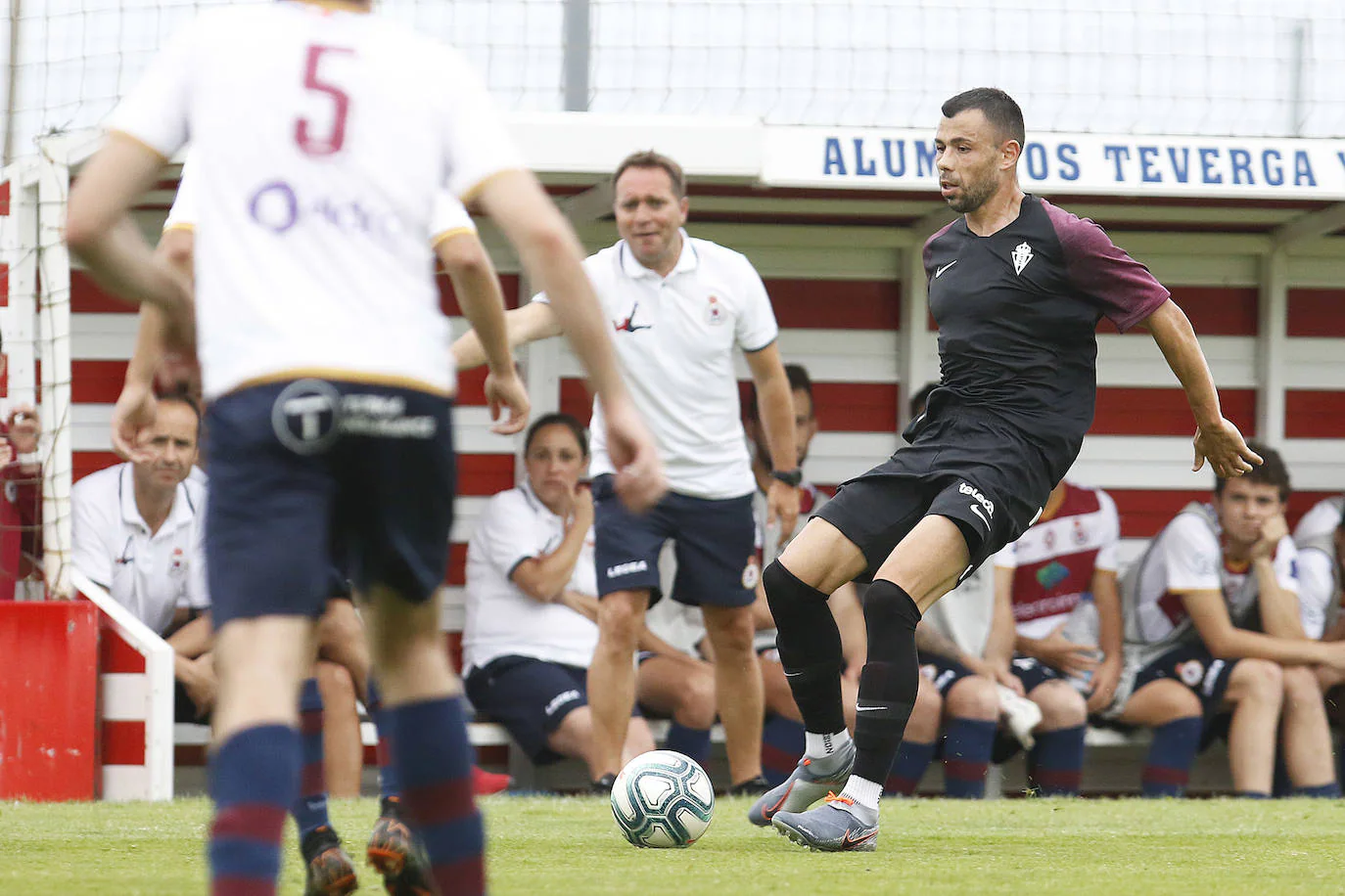 El Sporting se impuso con claridad al Gijón Industrial en el primer partido de la pretemporada disputado este miércoles en la Escuela de Fútbol de Mareo. Los aficionados pudieron disfrutar de los primeros minutos de Álvaro Vázquez, Unai Medina y Javi Fuego con la elástica gijonesa. 