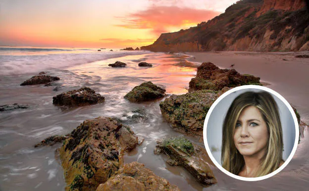 MALIBU STATE BEACH. Jennifer Aniston -en la imagen- es una de las famosas que no dudan en ponerse el bikini y disfrutar de las aguas de Malibu State Beach, en California.