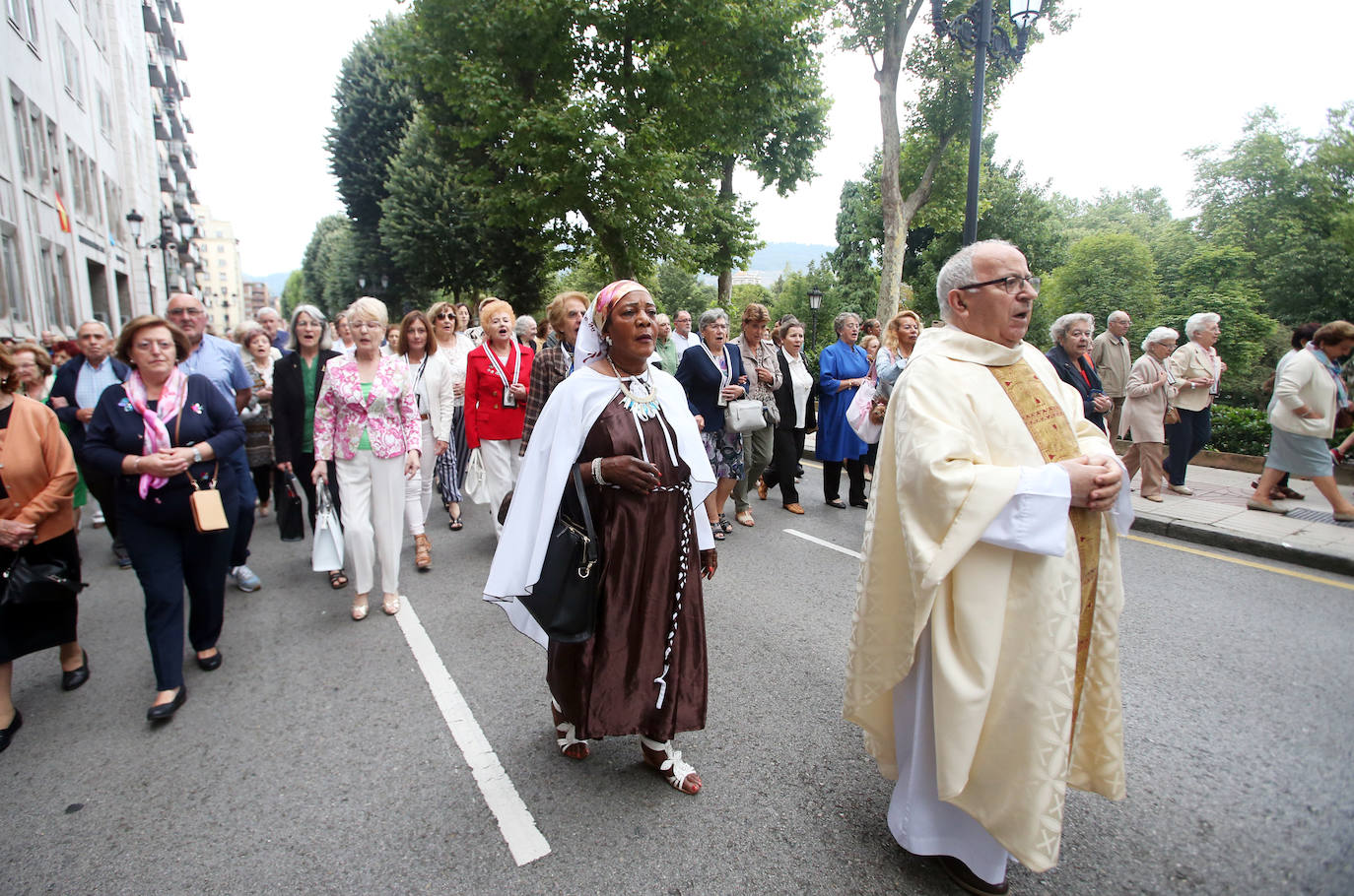 La parroquia de Nuestra Señora del Carmen celebró este martes su tradicional Rosario de la Luz con una procesión a través del Campo de San Francisco.